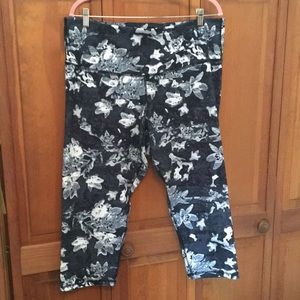 High waisted black and white workout leggings